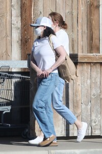 shannen-doherty-out-shopping-with-her-mother-in-malibu-02-07-2022-5.thumb.jpg.8a12062612ebe8033b34bf412de81276.jpg