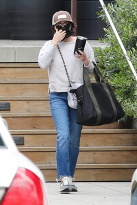 shannen-doherty-shopping-at-malibu-lumber-yard-05-04-2023-2.jpg