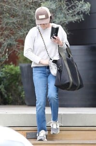 shannen-doherty-shopping-at-malibu-lumber-yard-05-04-2023-5.jpg