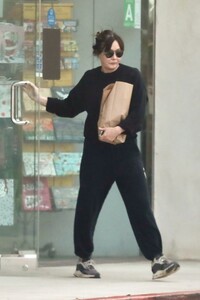 shannen-doherty-shopping-at-malibu-medical-group-12-01-2022-9.jpg