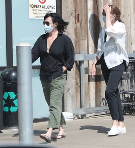 shannen-doherty-shopping-at-vintage-grocers-in-malibu-07-16-2021-0.jpg