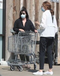 shannen-doherty-shopping-at-vintage-grocers-in-malibu-07-16-2021-1.jpg