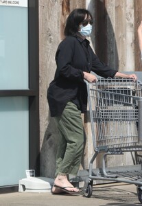 shannen-doherty-shopping-at-vintage-grocers-in-malibu-07-16-2021-4.jpg