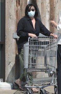 shannen-doherty-shopping-at-vintage-grocers-in-malibu-07-16-2021-6.jpg