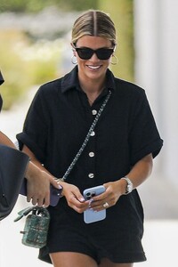 sofia-richie-out-for-a-friendly-lunch-meet-at-il-pastaio-in-beverly-hills-08-01-20232-7.jpg