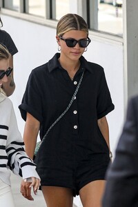 sofia-richie-out-for-a-friendly-lunch-meet-at-il-pastaio-in-beverly-hills-08-01-20232-8.jpg