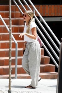 sofia-richie-out-for-lunch-with-friends-in-brentwood-07-24-2023-6.jpg