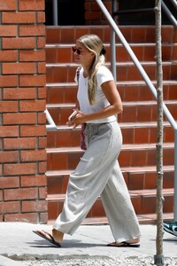 sofia-richie-out-for-lunch-with-friends-in-brentwood-07-24-2023-7.jpg