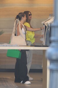 sofia-vergara-out-shopping-with-friends-in-pacific-palisades-08-17-2023-0.jpg