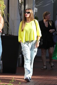 sofia-vergara-out-shopping-with-friends-in-pacific-palisades-08-17-2023-3.jpg