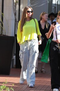sofia-vergara-out-shopping-with-friends-in-pacific-palisades-08-17-2023-4.jpg