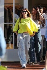sofia-vergara-out-shopping-with-friends-in-pacific-palisades-08-17-2023-5.jpg