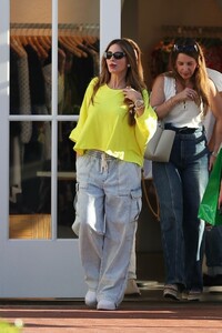 sofia-vergara-out-shopping-with-friends-in-pacific-palisades-08-17-2023-7.jpg