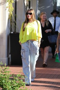 sofia-vergara-out-shopping-with-friends-in-pacific-palisades-08-17-2023-8.jpg