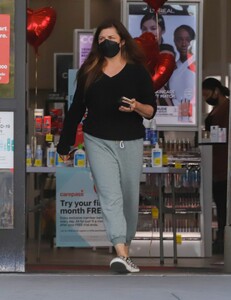 tiffani-thiessen-leaves-cvs-pharmacy-in-los-angeles-02-27-2022-0.jpg