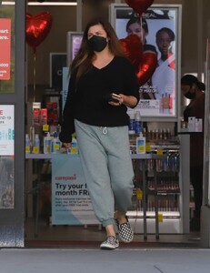 tiffani-thiessen-leaves-cvs-pharmacy-in-los-angeles-02-27-2022-4.jpg