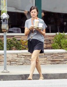 tiffani-thiessen-out-for-coffee-in-los-angeles-08-10-2023-0.jpg