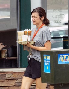 tiffani-thiessen-out-for-coffee-in-los-angeles-08-10-2023-6.jpg