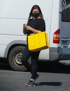 tiffani-thiessen-shopping-at-lowe-s-in-los-angeles-02-09-2022-0.jpg