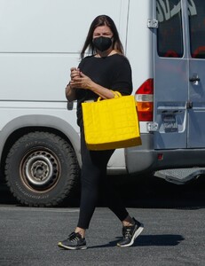 tiffani-thiessen-shopping-at-lowe-s-in-los-angeles-02-09-2022-1.jpg