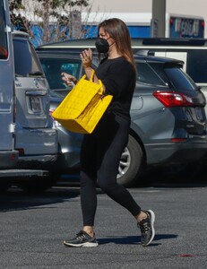 tiffani-thiessen-shopping-at-lowe-s-in-los-angeles-02-09-2022-3.jpg