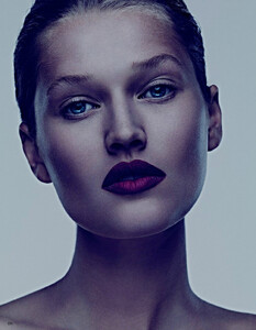 vogue-japan-12-2013_toni-garrn_(2-1).thumb.jpg.3c99247dfcbeb1ebfea45fb48b49ce9c.jpg