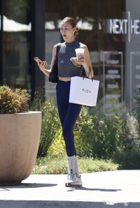 whitney-port-out-for-a-smoothie-in-los-angeles-08-14-2023-2.jpg