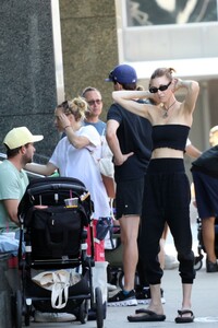 whitney-port-shopping-at-at-farmer-s-market-in-los-angeles-08-13-2023-1.jpg