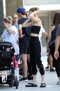 whitney-port-shopping-at-at-farmer-s-market-in-los-angeles-08-13-2023-2.jpg