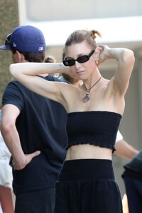 whitney-port-shopping-at-at-farmer-s-market-in-los-angeles-08-13-2023-4.jpg