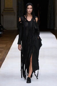 00007-yohji-yamamoto-spring-2024-ready-to-wear-credit-gorunway.jpg