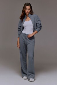 100083777_3GS_1920x2880.jpg