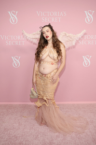 1070468138_VictoriasSecretCelebratesTheTour23116.png