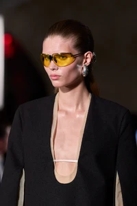 1167508784_00039-toryburch-ss24-rtw-detail-credit-gorunway.thumb.webp.a82a7468b4f222676a9772ebdbe9b1c2.webp