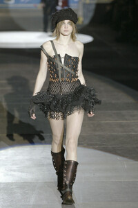 1275674090_JustCavalli2003WomenRTW76.thumb.jpg.63ca99cabdb7f61372d16db3da6639f1.jpg