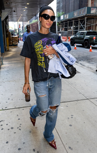 1410880987_CelebritySightingsInNewYorkCity-September0620232.png