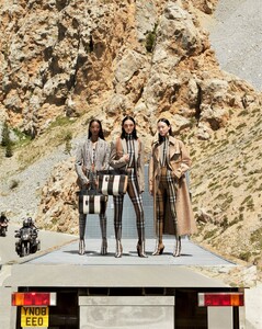 1737114785_DankoSteinerforBurberryFW2020Campaign(6).thumb.jpg.14a51d1cbd2e36bcb946418cf925b1ce.jpg