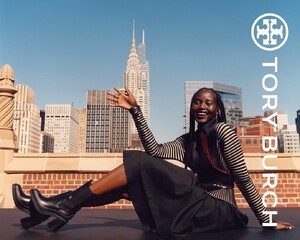 1836510770_Tory-Burch-FW2022-Campaign-by-Jamie-Hawkesworth(10).thumb.jpg.f3599922b3a9364e721e181bf9733d56.jpg