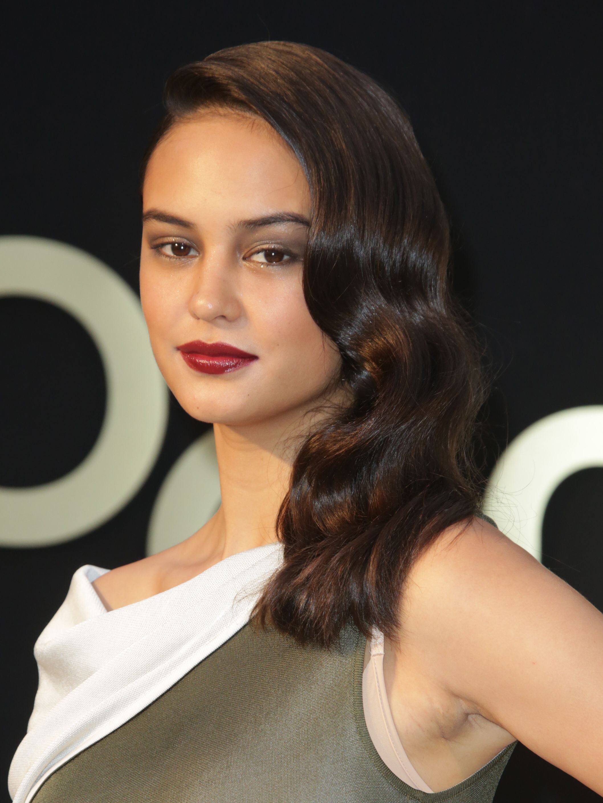 Кортни итон. Кортни Итон 2017. Courtney Eaton Jeans.