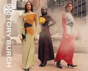 514950648_Tory-Burch-FW2022-Campaign-by-Jamie-Hawkesworth(2).thumb.jpg.65259f3c526e605115c063030925106c.jpg