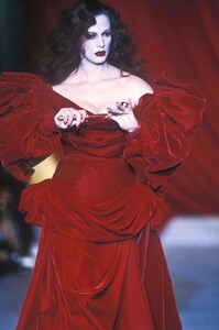 592607558_ThierryMugler1983WomenRTW19.thumb.jpg.18dc306cacf2db823ceafd6cc656d60a.jpg