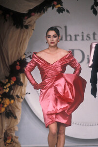 681239017_ChristianDior1990HauteCouture92.thumb.jpg.65cad4aae0f6da345f3452e4c0e79d5c.jpg