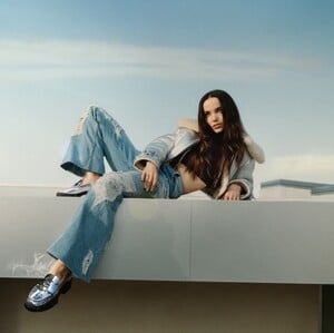 6a8c2265-cfd8-4468-aa89-6b9928290e6d-23rt_dove-cameron-x-coach-wear-your-shine_gr2e_1x1.jpg