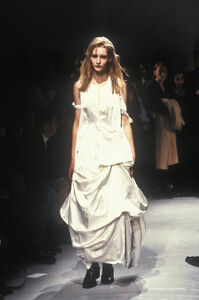 AnnDemeulemeester1994WomenRTW59.thumb.jpg.8d1566a1e3001d5fefa3fffce7406ebf.jpg