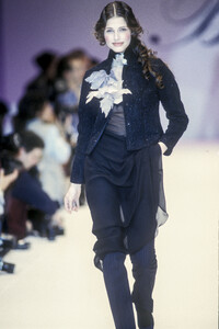 Blumarine1993WomenRTW13.thumb.jpg.5ff76d72c3b3f23176dc3571674cd939.jpg