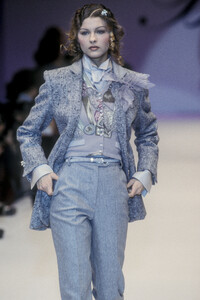 Blumarine1993WomenRTW6.thumb.jpg.958e5b6bc374ca2dbf71e1a6c068318f.jpg