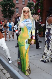 Christina_Aguilera_spotted_out_in_SoHo2C_New_York__00005.jpg