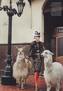 Dorado_Testino_US_Vogue_September_2012_04.thumb.jpg.cdec49a7ae38546197198c34f5323966.jpg