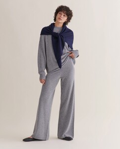 GREY_CASHMERE_SWEATSHIRT_7_d8164bc9-b89d-4945-b07e-1224435fd8bc.thumb.jpg.7cf0b7f8efc9509ef8ef2a6de28eb01e.jpg