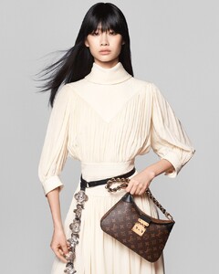 HoYeon-Jung-Louis-Vuitton-Pre-Fall-2023-Outfit.thumb.jpg.bdc20fd064ffc1d47ab9382054e11536.jpg